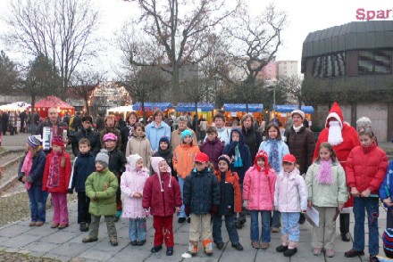 Siebenbrgisches Vlkchen mit Weihnachtsmann und Musikant beim Tagesweihnachtsmarkt in Langwasser.