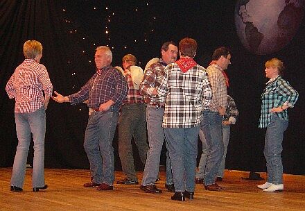 Weilheimer und Penzberger Tanzgruppe fhrt den Country-Tanz Good night ladies beim siebenbrgischen Faschingsball 2003 in der Stadthalle Weilheim auf. Foto: Dieter Geckel