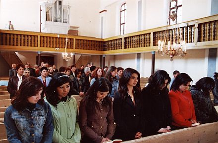 Blick in den Kirchenraum whrend der diesjhrigen Osterfeier. Vorne die Kinder (nicht im Bild) und die konfirmierten Mdchen, hinten die Frauen und Mnner. Foto: Konrad Klein