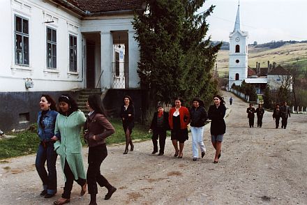 Die evangelische Roma-Jugend von Weilau auf dem Weg zum Ostergottesdienst. Im Hintergrund der Glockenturm (die eigentliche Kirche befindet sich an einem Berghang auerhalb des Dorfes). Foto: Konrad Klein