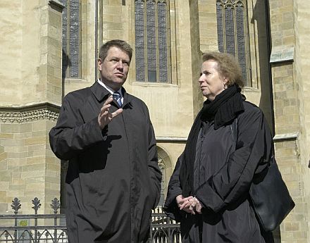 Eine "hoch interessante Stadtfhrung", fand Dr. Christina Weiss, Beauftragte der Bundesregierung fr Kultur und Medien, hier neben Hermannstadts Oberbrgermeister Klaus Johannis, im Hintergrund die Evangelische Stadtpfarrkirche. Foto: Martin Eichler