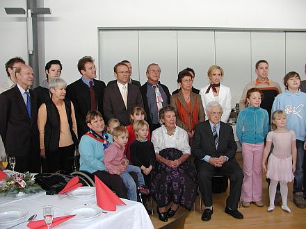 Eiserne Hochzeit in Erding: das Ehepaar Weissmahr umringt von zahlreichen Gratulanten. Foto: Fritz Falkenstein