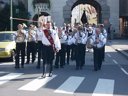 Heimattag in Wels: Der Trachtenumzug am Sonntag hat gerade den Stadtplatz passiert. Vorneweg schreitet flott der Musikverein Siebenbrger Laakirchen. Foto: Christian Schoger