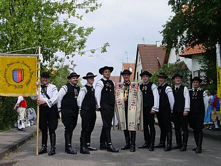 Siebenbrger Sachsen beim vierten Deutschen Trachtenfest in Wendlingen: Jugendtanzgruppe Stuttgart in Trachten der Hermannstdter Gegend, in der Mitte SJD-Bundesjugendleiter Rainer Lehni im Stolzenburger Mantel.