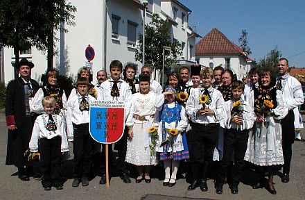 Siebenbrgisch-schsische Trachtentrger der Kreisgruppe Tuttlingen beim Vinzenzifest 2005 in Wendlingen.