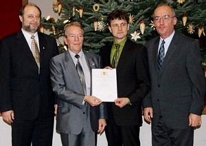 Dr. Frank Mentrup, SPD-Fraktionsvorsitzender Mannheim (Dritter von links), berreicht Hans Wester (Zweiter von links) die Ehrennadel des Landes Baden-Wrttemberg fr langjhrige Verdienste im Ehrenamt. Links: Hans Rampelt, rechts: Alfred Mrass.