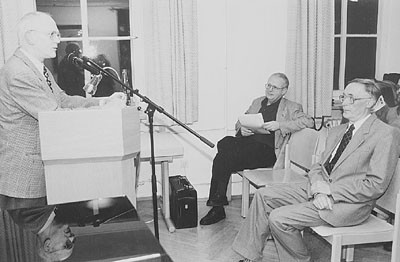 Udo W. Acker, stellvertretender Direktor im Haus des Deutschen Ostens in Mnchen (links) bedankt sich bei Joachim Wittstock (rechts) und Dr. Stefan Sienerth (Mitte) fr den gelungenen Leseabend. Foto: Konrad Klein