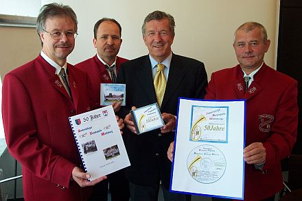 Empfang einer Abordnung der Siebenbrger Blaskapelle Wolfsburger beim Stadtoberhaupt, (v.l.n.r.): Michael Sutoris (1. Vorsitzender), Dietmar Schuster (2. Kapellmeister), Oberbrgermeister Rolf Schnellecke und Gnther Bodendorfer (1. Kapellmeister). Foto: Christian Cauers