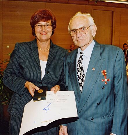 Bayerns Sozialministerin Christa Stewens berreicht das Bundesverdienstkreuz an Gustav Wonnerth.