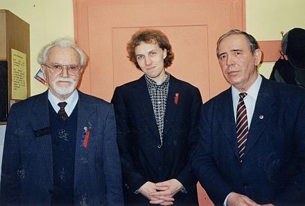 Der Samuel von Brukenthal-Chor der Kreisgruppe Wrzburg verabschiedete Chorleiter Steffen Schlandt (Mitte), links das lteste Chormitglied Richard Dengjel (80) und rechts der Kreisgruppenvorsitzende Alfred Mller-Fleischer. Foto: Gerda Mller-Fleischer