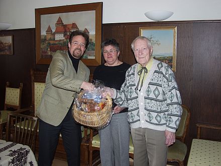 Martin Eichler (links) bergibt seinen Preis an die Heimleiterin Emilie Maurer und den Vorsitzenden des Heimbeirates, Dietrich Jordan, im Siebenbrger Altenheim Rimsting am Chiemsee. Foto: Friederike Eichler