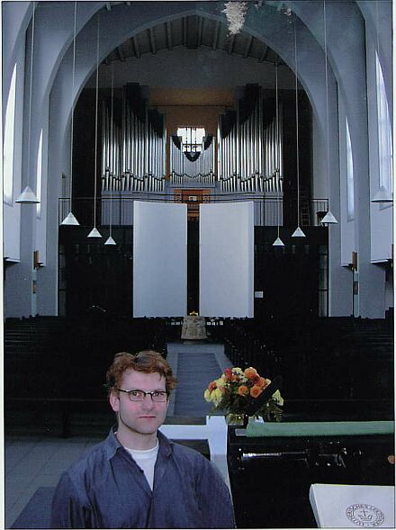 Kirchenmusiker Volkmar Zehner vor der neuen Prachtorgel