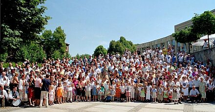 Gruppenfoto beim Zeidner Treffen vor dem Forum in Ludwigsburg, rund 400 Zeidnerinnen und Zeidner der insgesamt 1 200 Teilnehmer fanden darauf Platz. Foto: Udo Buhn