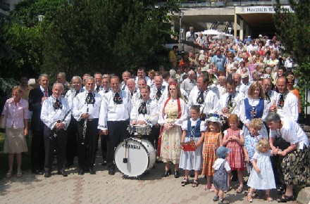 Ein Teil der rund 700 Teilnehmer des 19. Zeidner Nachbarschaftstreffens vor dem Berghotel zu Friedrichroda. Foto: Helmuth Mieskes