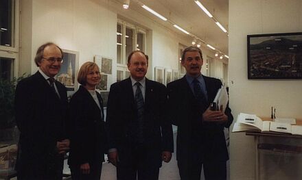 Zeidner Ausstellung in Geretsried, v.l.n.r.: Mihai Botorog, rumnischer Generalkonsul in Mnchen, Hannelore Scheiber, Stellvertretende Vorsitzende der Landesgruppe Bayern, Hans Schmid,Brgermeister von Geretsried, und Udo F.G. Buhn, Nachbarvater der Zeidner Nachbarschaft.