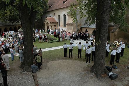 Rund 400 Besucher, davon fast 300 aus Deutschland, kamen zum zweiten Fest der Begegnung in den Zeidner Kirchhof. Nach dem Festgottesdienst am 8. August spielte die Blasmusik bei schnstem Sommerwetter auf. Fotostudio Axente