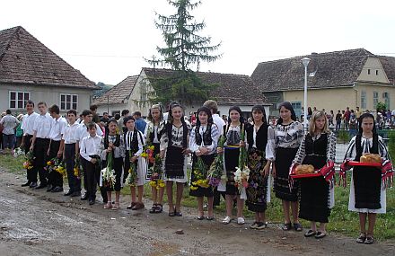 Empfang durch die Jugendlichen in Zendersch. Foto: Alida Henning