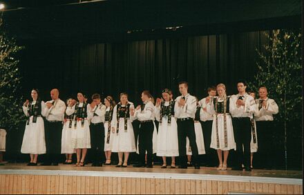 Auftritt der Jugendlichen in Tracht beim Singspiel