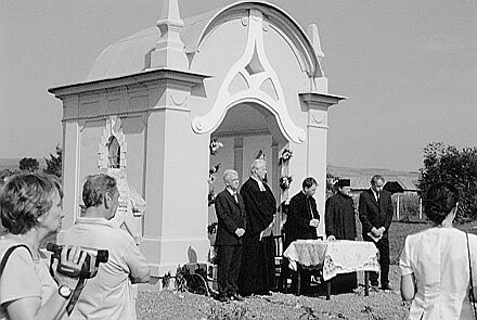 Feierlichkeiten an der neuen Gedenksttte zur Erinnerung an die Evakuierung, Bildmitte von links: Johann Schuller, Pfarrer Hans Schneider, Pfarrer Zoran Kezdi, der orthodoxe Pope Leon Chereches und Reinhold Probst.