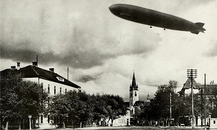 "Graf Zeppelin" bei seinem Flug ber Hermannstadt am 16. Oktober 1929. In der Bildmitte die evangelische Stadtpfarrkirche. Foto: Josef Fischer (Bildarchiv Konrad Klein)