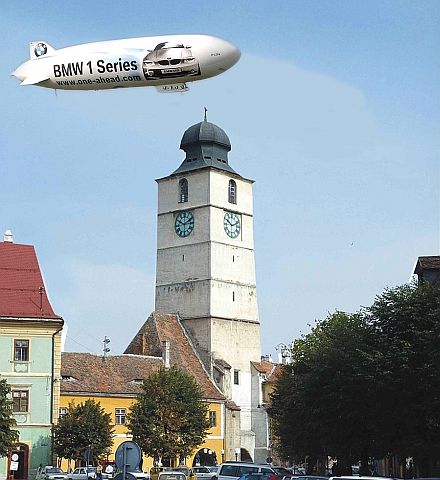 Zeppelin am 22. Juli 2004 ber Hermannstadt, vorne der Rathausturm (Fotomontage).