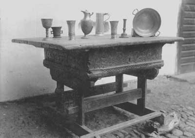 'Altertmer'  aus Siebenbrgen, von einem siebenbrgischen Antiquittenhndler per Foto in Budapest und Wien zum Verkauf angeboten, um 1900. Das Schlsselschild am Tisch trgt die Jahreszahl '1550'.