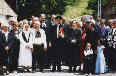 Mageblichen Anteil an dem wrdigen Einweihungsfest hatten (Bildmitte, v. l. n. r.) HOG-Vorsitzender Helmut Mller, Pfarrer Johannes Halmen, Bischof Christoph Klein, Vikarin Helga Rudolf und Pfarrer Marcu Ovidiu.