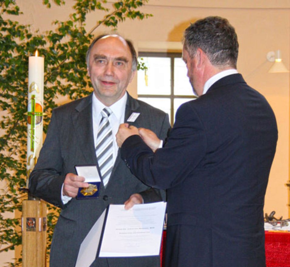 Dr. Christoph Bergner erhält den Ehrenstern der Föderation der Siebenbürger Sachsen aus den Händen von Dr. Bernd Fabritius.