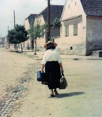 Eine alte Landlerfrau auf dem Weg Nachhause in ...