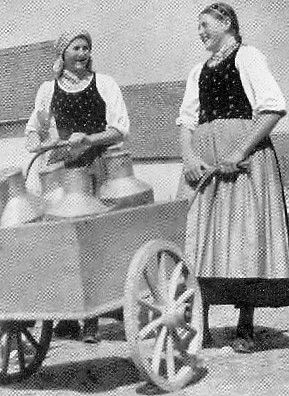 Neppendorfer Milchfrauen (links: Sara Schaitz) ...
