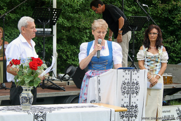 Eine Ehrennadel fr den scheidenden Chorleiter Hans Stirner.