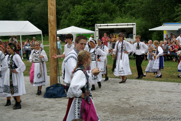 Aufmarsch der Geretsrieder Tanzgruppe ...