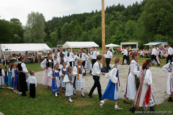 ... und der Augsburger Jugendtanzgruppe.