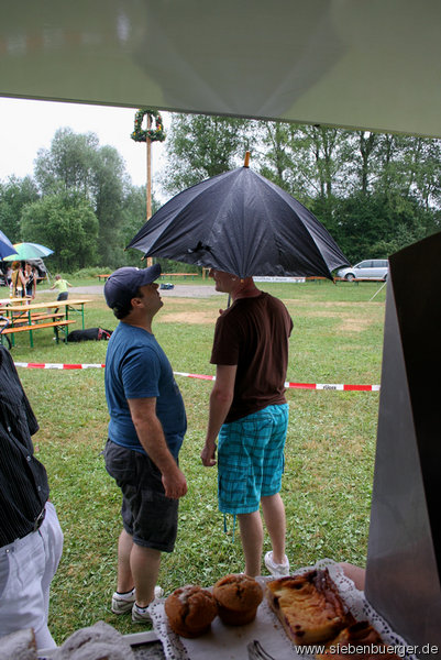 Zuerst nieselt es, und jetzt so ein Regen.