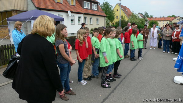Singen bei dem Grillfest