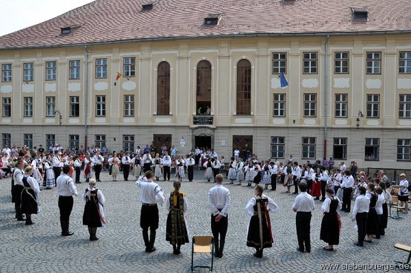 Gemeinsames Tanzen auf dem Huet-Platz