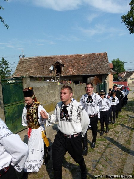 Auf dem Weg zur Kirche