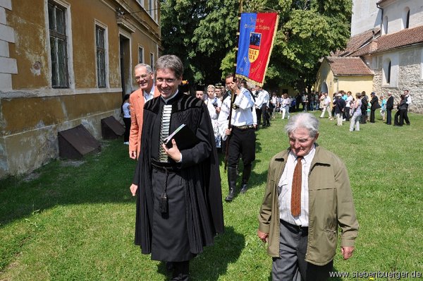 Auf dem Weg zum Friedhof