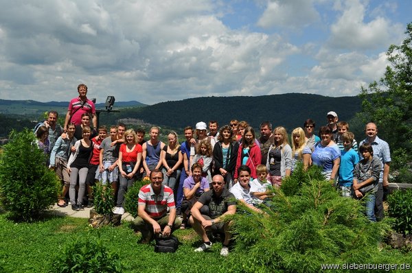 Gruppenfoto mit Schburg im Hintergrund