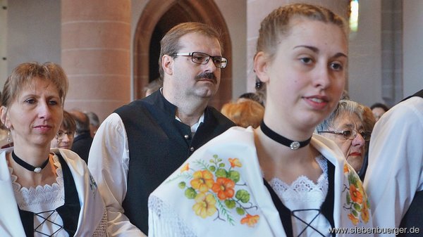 Einzug zum trikonfessionellen �kumenischen Gottesdienst mit Kreuztr�ger, Zelebranten und Trachtentr�ger Banater Schwaben