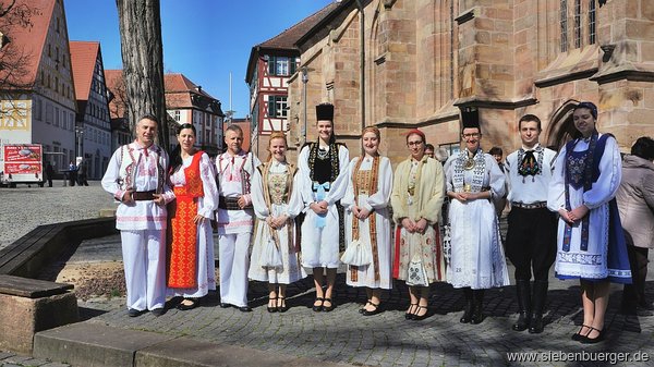 Rumnische Trachtentrger vom Kulturverein Romanima und Siebenbrgische Jugendtanzgruppe Nrnberg