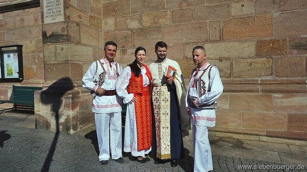 Pfarrer Marius T&#259;ut (Rumnisch-Orthodox) mit rumnischen Trachtentrgern vom Kulturverein Romanima