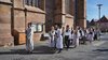 Einzug zum trikonfessionellen ökumenischen Gottesdienst mit Kreuzträger, Zelebranten und Trachtenträger