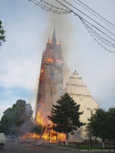 Evangelische Stadtpfarrkirche in Bistritz: Kirchturm in Flammen