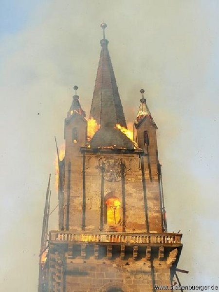 Evangelische Stadtpfarrkirche in Bistritz: Der hchste Kirchturm Siebenbrgens brennt