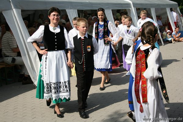 Annette Folkendt (links) tanzt mit ihrer Kindergruppe