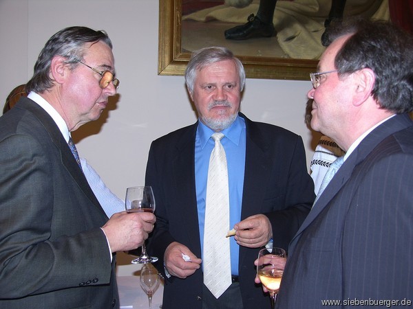 Walter Klemm, Karl-Heinz Brenndrfer, HOG Regionalgruppensprecher Burzenland, und Wilhelm Spielhaupter, HOG Regionalgruppensprecher Unterwald, im Gesprch