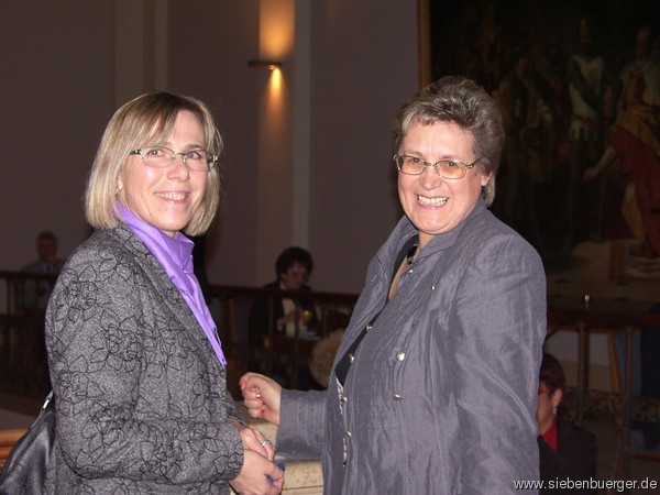 Christa Wandschneider, Vors. HOG Gropold und Dr. Irmgard Sedler, Vors. des Trgervereins Siebenbrg. Museum Gundelsheim