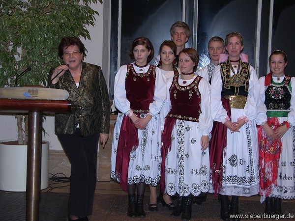 Inmitten der Siebenbrgischen Jugendtanzgruppe Mnchen