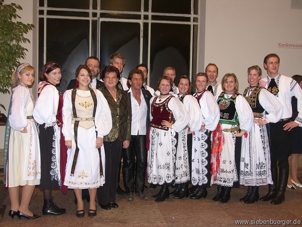 Prominenz inmitten der Siebenbrgischen Jugendtanzgruppe Mnchen